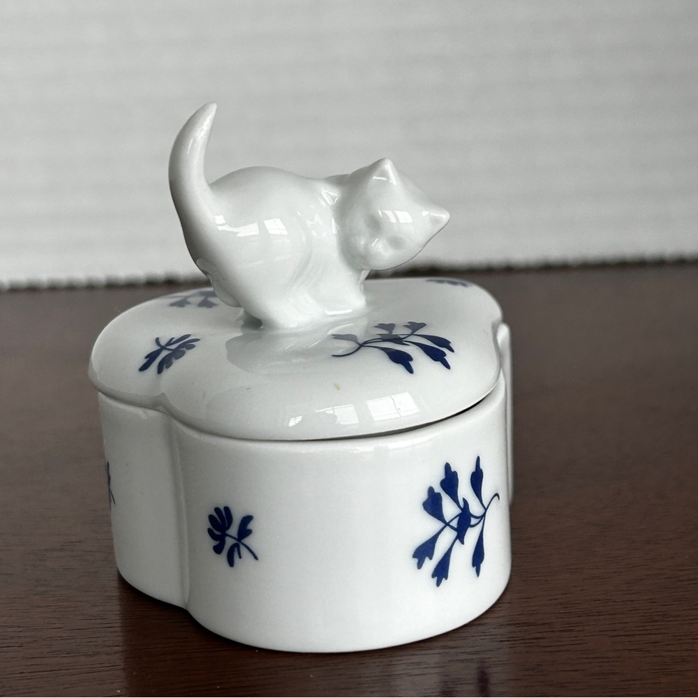 HEREND Porcelain Heart Trinket Box Blue White Floral with Cat Kitten Finial